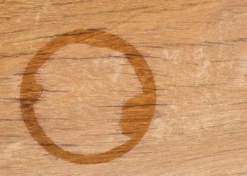 Zó krijg je eenvoudig vlekken en kringen uit je houten meubels